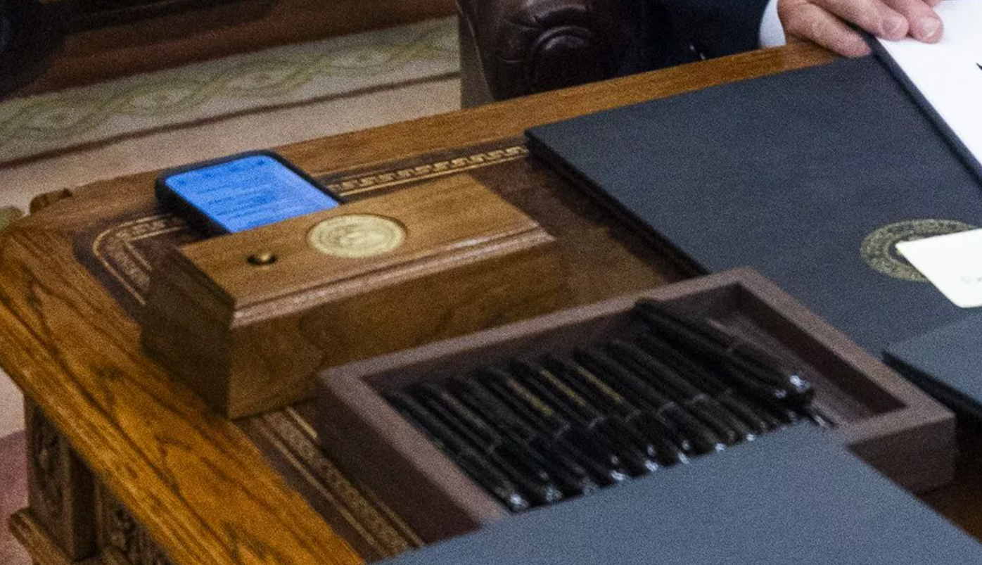 Red button in Trump's office: What it is for and why scares everyone